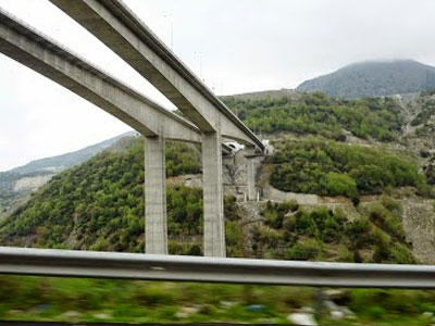 Ιωάννινα: Άνδρας έπεσε στο κενό από τη γέφυρα Ανηλίου